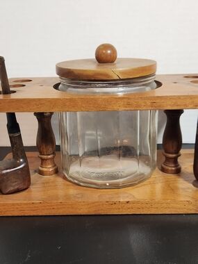 VINTAGE WOODEN HUMIDOR W CLEAR GLASS JAR ON 6 PIPE STAND HOLDER RACK W 2 PIPES